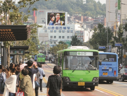 서울 신촌역 앞 전광판